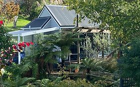 Superb Studio Retreat With Spa, Pool & Bbq Access