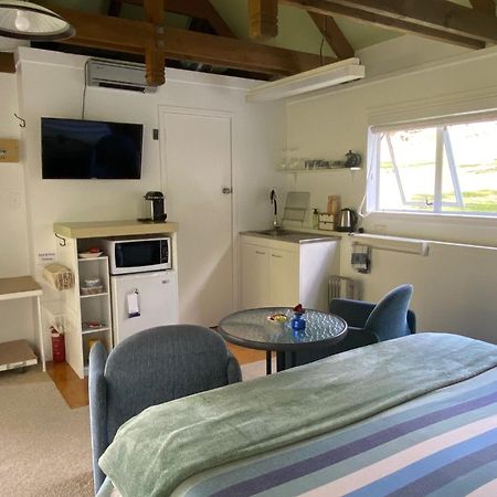 Superb Studio Retreat With Spa, Pool & Bbq Access Whanganui Exterior photo