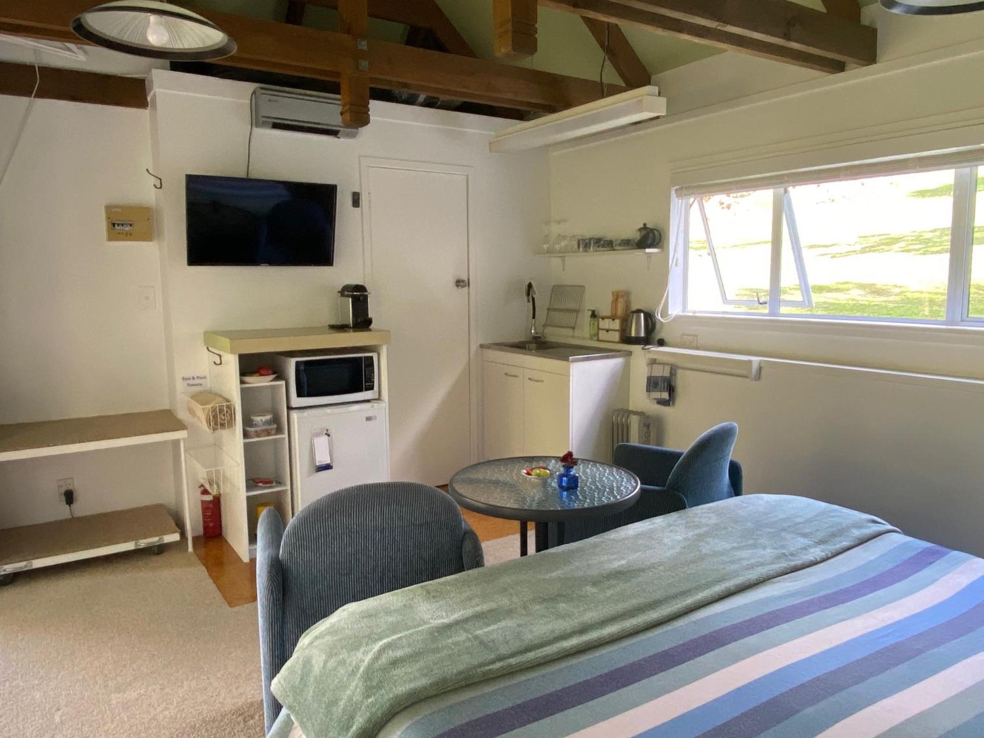Superb Studio Retreat With Spa, Pool & Bbq Access Whanganui Exterior photo